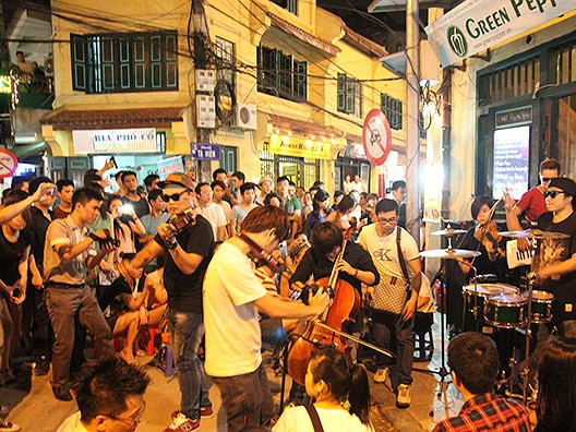Ban nhạc trẻ sinh viên xuống đường diễn ngẫu hứng