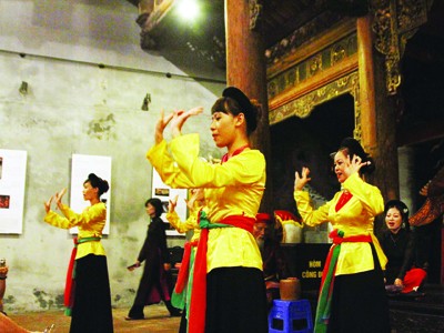 Hát múa “Bỏ bộ” tại đình Kim Ngân của CLB Ca trù Hà Nội Ảnh: N.M.Hà