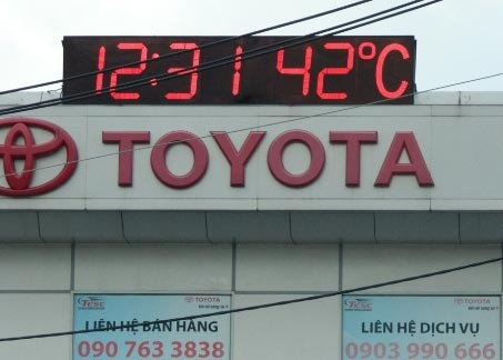 TP HCM: Vật vã giữa nắng nóng 42 độ C