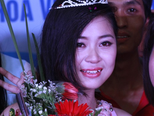 Nữ sinh thanh lịch 2012: Phùng Thị Hân đăng quang