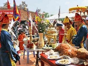 Phản đối Trung Quốc đưa khách du lịch tới Hoàng Sa