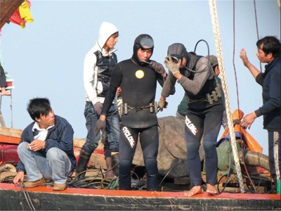 Trục vớt tàu bị nạn của 14 ngư dân Cồn Sẻ