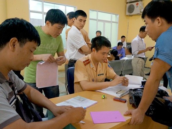 Người dân đến làm thủ tục sang tên chính chủ tại Phòng CSGT CA thành phố Hà Nội
