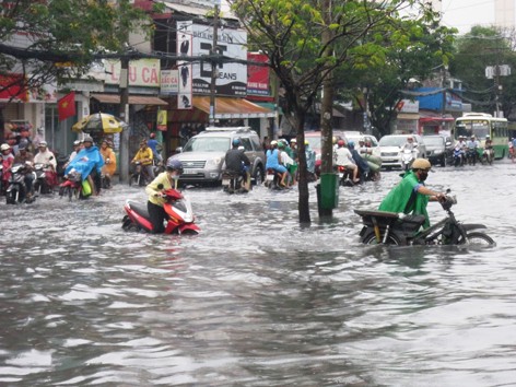 Triều cường gây ngập lụt tại TPHCM: Từ chống sang sống chung