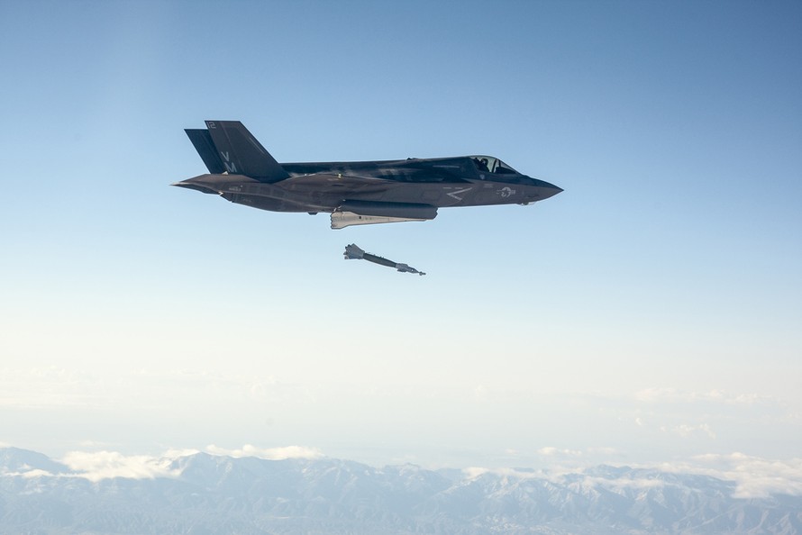 Cận cảnh tiêm kích F-35 tấn công bằng bom dẫn đường laser