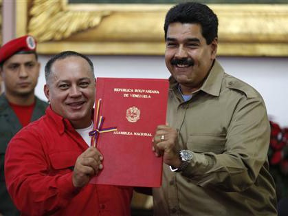 Tổng thống Venezuela Nicolas Maduro (phải) nhận đặc quyền do Chủ tịch Quốc hội Diosdado Cabello trao tại Caracas hôm 19/11