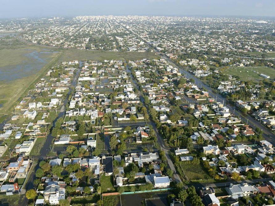 Thủ đô Buenos Aires và tỉnh La Plata của Argentina chìm trong nước lũ