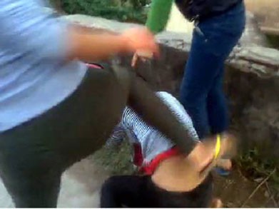 Lại nóng clip nữ sinh bị đánh hội đồng