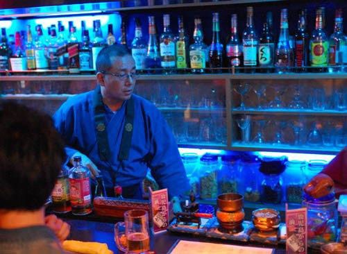 Sư thầy Nhật mở quán bar