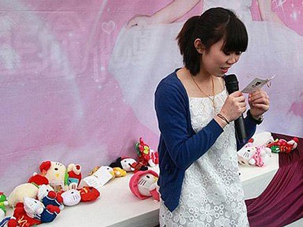 Tranh cãi nữ sinh Trung Quốc tổ chức tang lễ chính mình