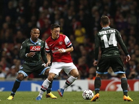 Oezil chơi rất hay trong chiến thắng của Arsenal trước Napoli