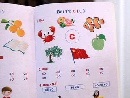 Trang sách dạy các em học chữ C (trong cuốn Bé làm quen với chữ cái) có in lá cờ của Trung Quốc 