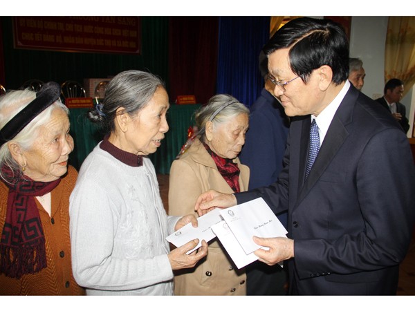 Chủ tịch nước Trương Tấn Sang thăm và tặng quà Tết các cụ cao tuổi ở xã Đức Hòa (Đức Thọ, Hà Tĩnh)