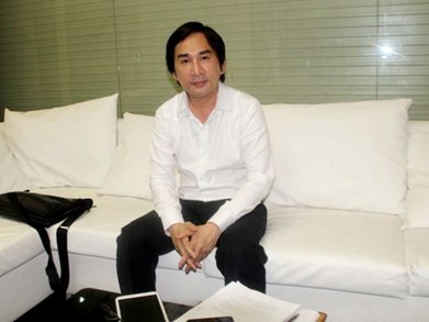 Nghệ sĩ Kim Tử Long trình bày sự việc với phóng viên