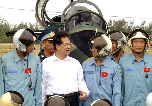 Thủ tướng thăm nơi đào tạo hàng ngàn phi công Việt