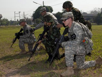 Lính Mỹ và lính Quân đội Hoàng gia Thái Lan trong cuộc tập trận Hổ mang vàng 2013