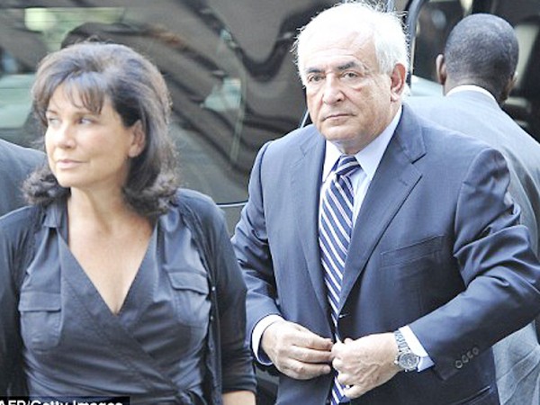 Mặc cho các cáo buộc về tội cưỡng dâm, vợ chồng Strauss Kahn vẫn luôn sát cánh bên nhau