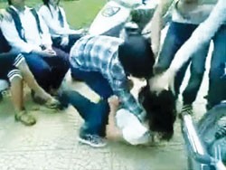 Một cảnh từ video clip nữ sinh trường THPT Trần Nhân Tông (Hà Nội) bị đánh hội đồng gây bức xúc trong dư luận. Ảnh: N.L (Thanh Niên)