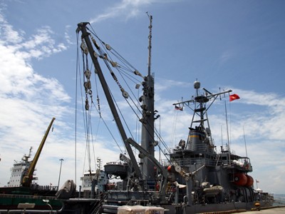 'Khám' tàu cứu hộ Hải quân Mỹ ở Đà Nẵng