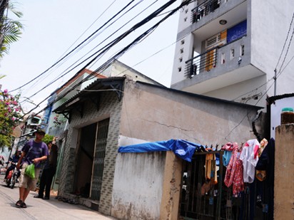 Những ngôi nhà sắp sập giữa Sài Gòn