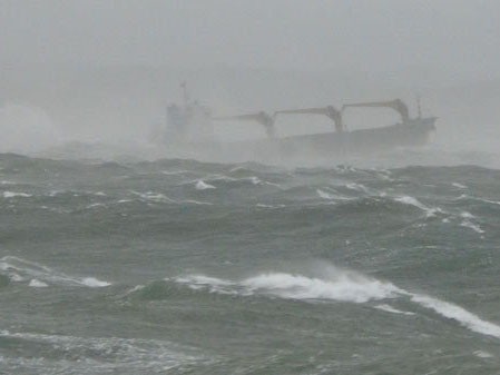 Tàu Chenglu15 giữa bão lớn ở ngoài khơi Hàn Quốc