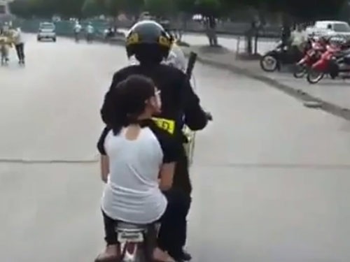 'Sốt' clip CSCĐ vất vả đạp xe chở nữ sinh vi phạm