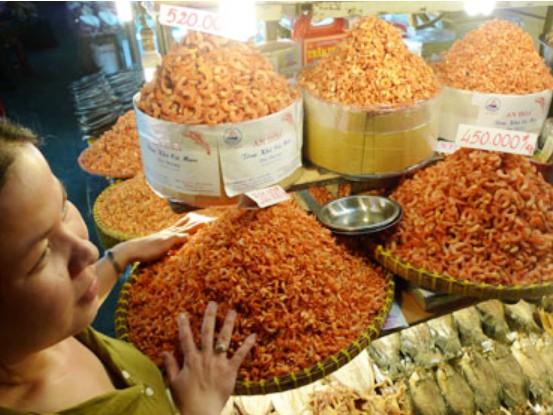 Hàng tết, giá cao bán chậm