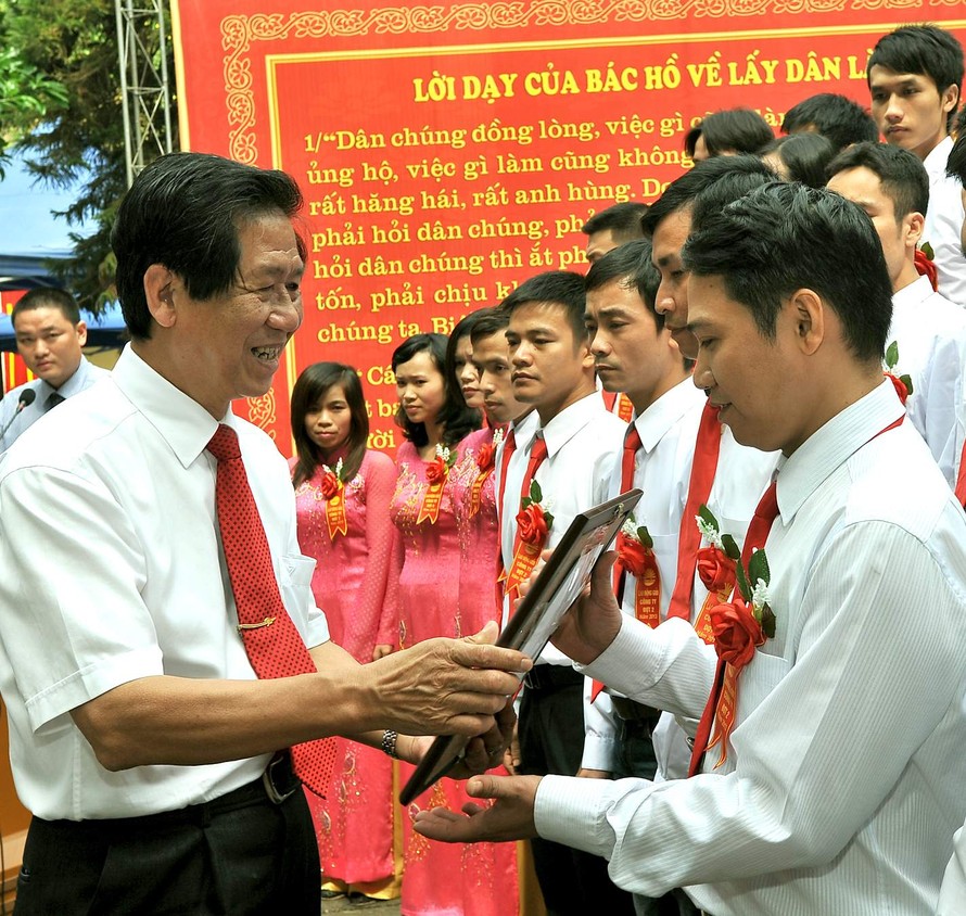 Tổng Giám đốc Nguyễn Đoàn Thăng trao giải tập thể xuất sắc