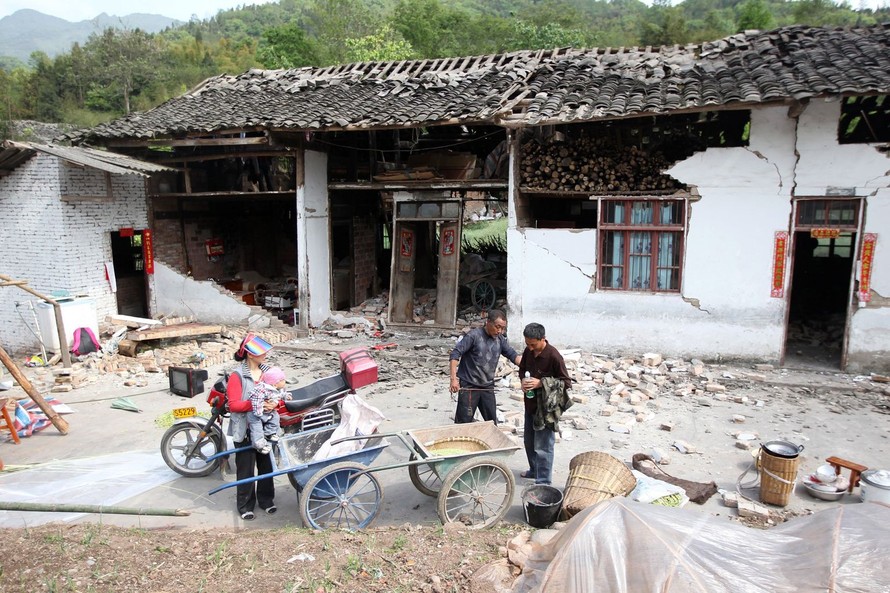 Động đất kinh hoàng ở Trung Quốc: Hơn 160 người chết, 6.700 bị thương