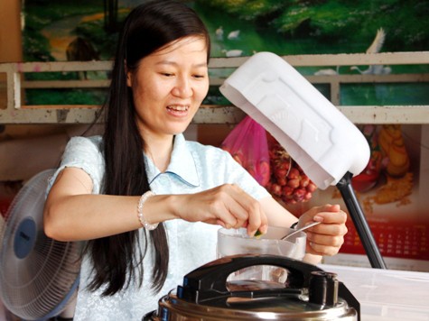 Nữ công nhân xinh đẹp đỗ đại học sau 14 năm