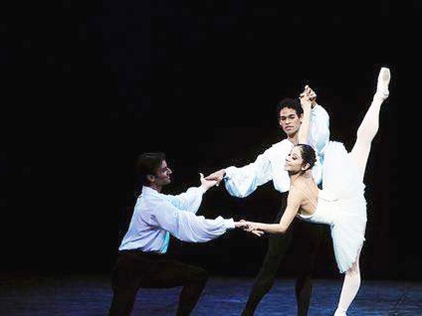 Tiết mục “Suite en Blanc” do Đoàn Ballet Anh biểu diễn. Ảnh: BTC