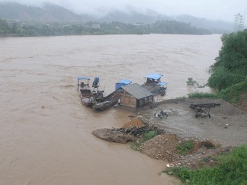 Sau gần một ngày đêm tìm kiếm, thi thể của hai em học sinh xấu số vẫn chưa được tìm thấy. Ảnh minh họa
