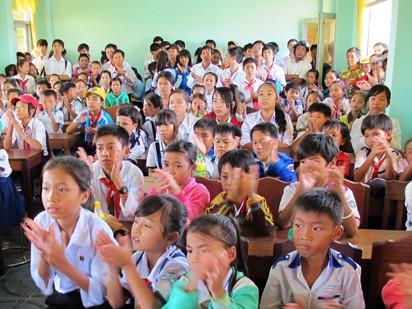 Động viên, chia sẻ với học sinh nghèo Mũi Cà Mau