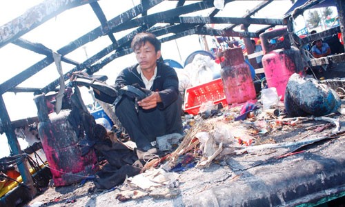 Tan hoang tàu cá Việt bị tàu Trung Quốc bắn