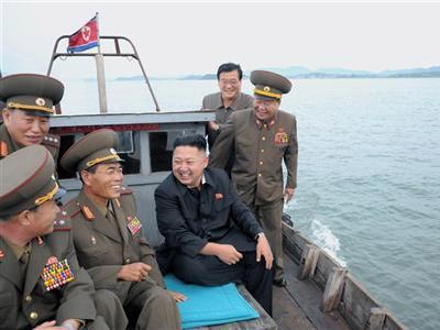 Nhà lãnh đạo trẻ Kim Jong Un trong chuyến thị sát một căn cứ quân sự hồi tháng 8.