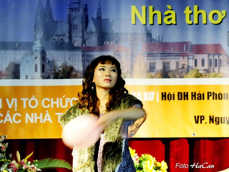 Nhà thơ Vi Thuỳ Linh trong buổi trình diễn tại Praha 27/11/2011. Ảnh: Hà Cần