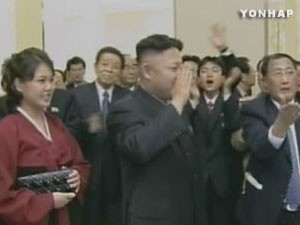 Tân lãnh đạo CHDCND Triều Tiên Kim Jong Un cùng phu nhân trong bữa tiệc chúc mừng phóng thành công tên lửa