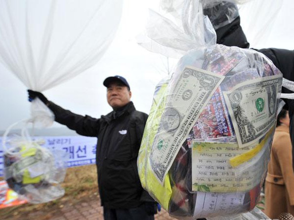 Các nhà hoạt động Hàn Quốc chuẩn bị thả truyền đơn và một số vật dụng sang Triều Tiên hôm 8-11