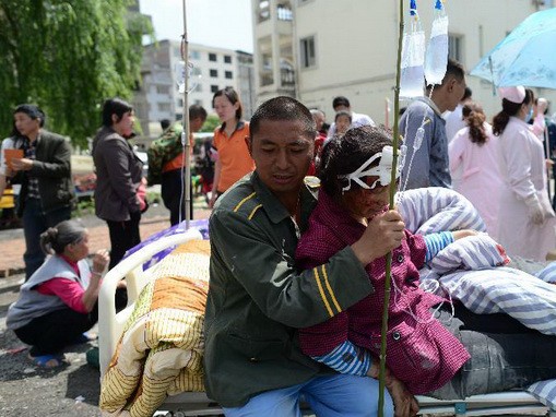 Hơn 100 người chết sau động đất mạnh ở Trung Quốc