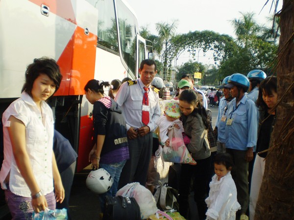 Phục vụ đi lại của hành khách tại Bến xe Miền Đông Ảnh: LT