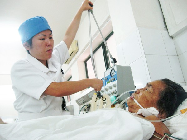 Cô gái Nhật tình nguyện chăm bệnh nhân Việt