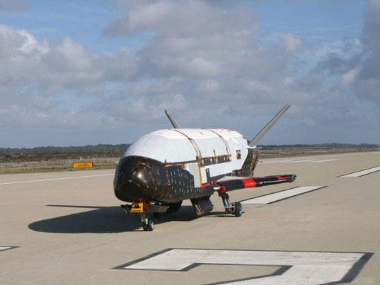 Tàu vũ trụ tuyệt mật X-37B Mỹ nhằm đối thủ nào?