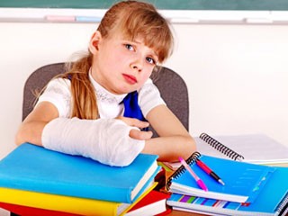 Trường học đền tiền vì học sinh... kẹt tay
