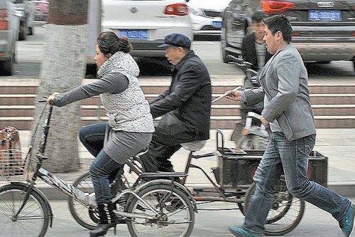 Đạo chích Trung Quốc móc trộm điện thoại bằng đũa trắng trợn giữa đường