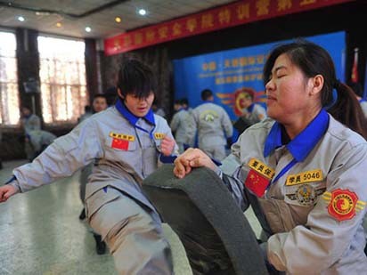 Thiếu nữ Trung Quốc tay trần bò trên đá học làm vệ sỹ