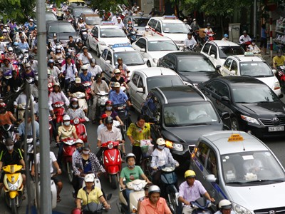 Chính phủ quyết định không thu phí hạn chế phương tiện giao thông cá nhân Ảnh: Hồng Vĩnh