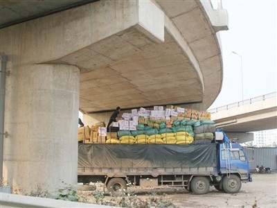 Gầm cầu vượt khu vực Pháp Vân được làm bãi đỗ xe và kho chứa hàng