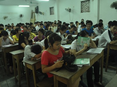 Luyện thi đại học: Kẻ giàu, người khánh kiệt