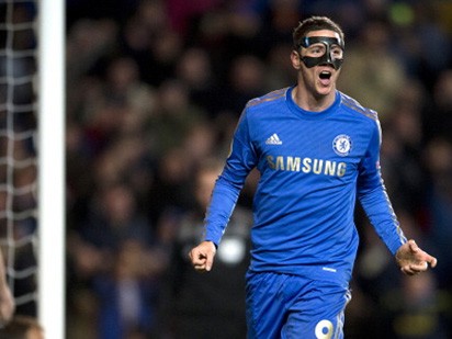 Torres lập cú đúp, Chelsea đặt một chân vào bán kết