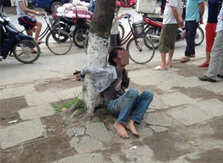 Xôn xao bức ảnh cô gái bị đánh, buộc vào gốc cây